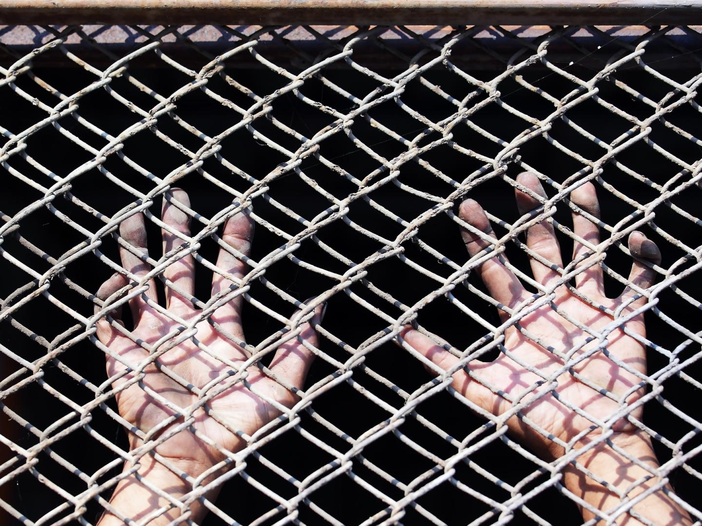 Gefangener hinter Gittern