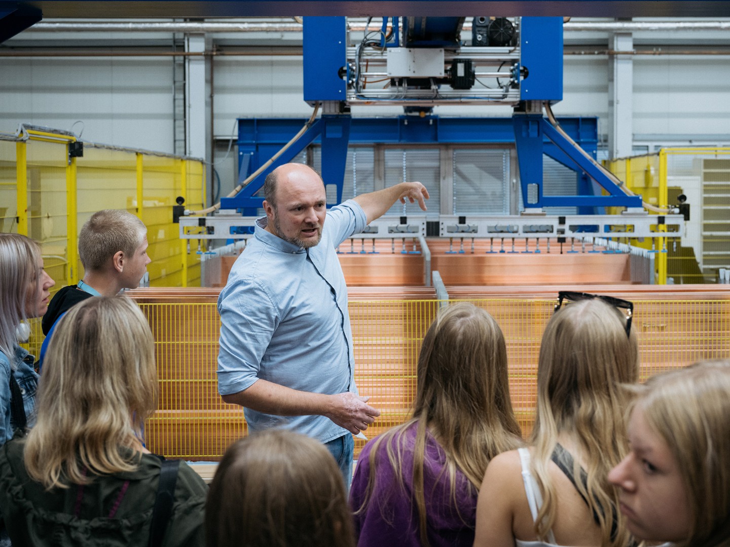 Valentin Schmelzer führt die ukrainischen Kinder durch die Produktion von Siemens in Leipzig
