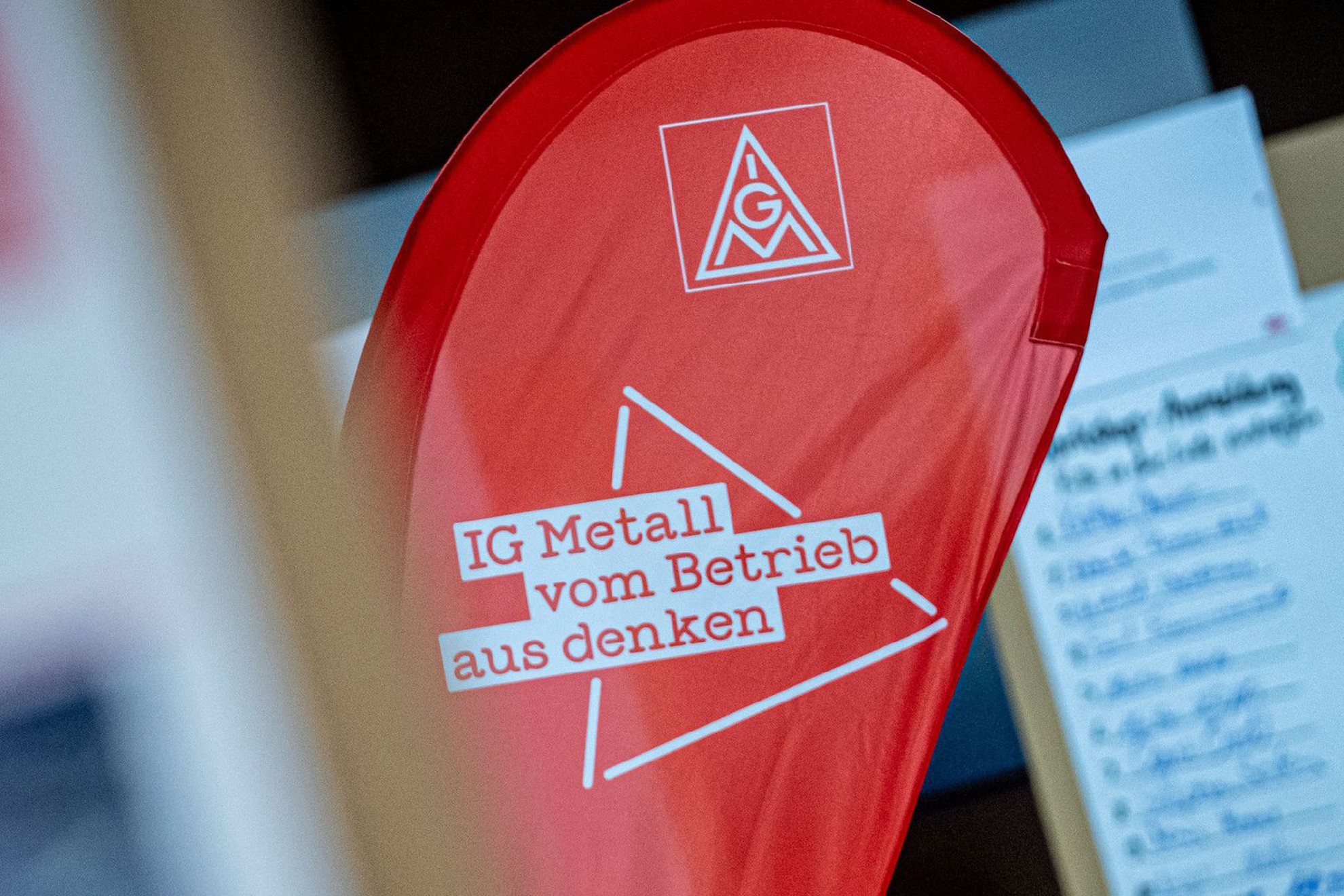 Beach Flag IG Metall vom Betrieb aus denken
