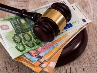 Richtergavel auf  einem Stapel Euro-Banknoten